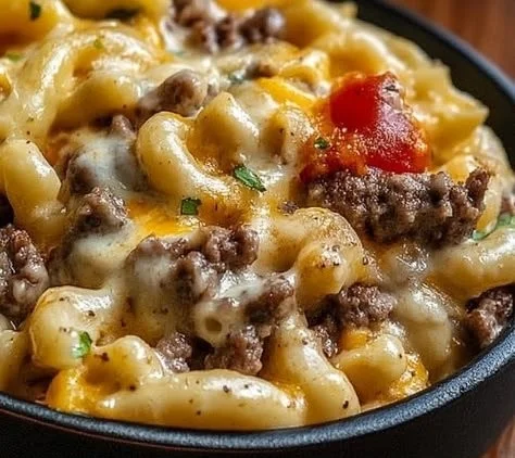 Delicious high-protein Philly cheesesteak mac in a bowl